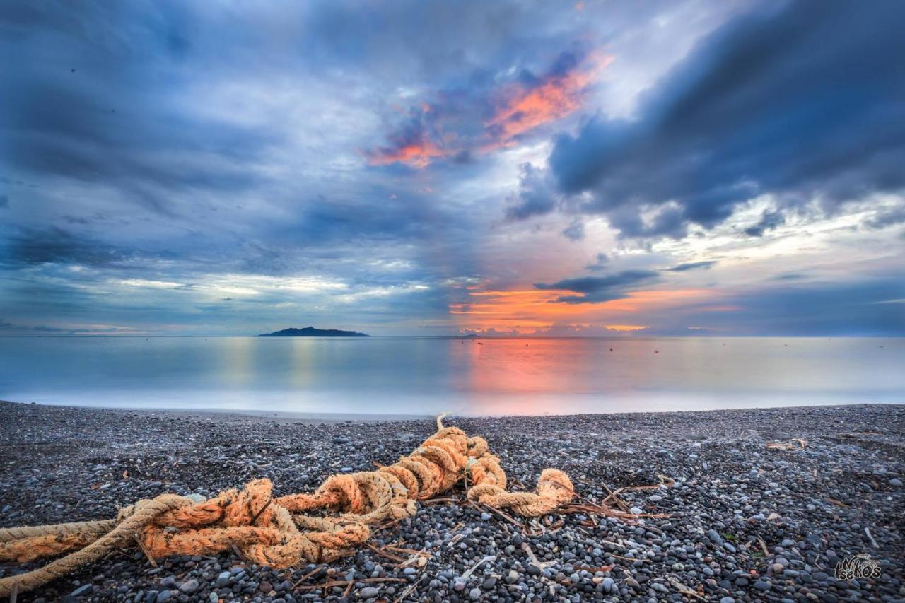 Moschatos Beach House Otel Kamári Dış mekan fotoğraf